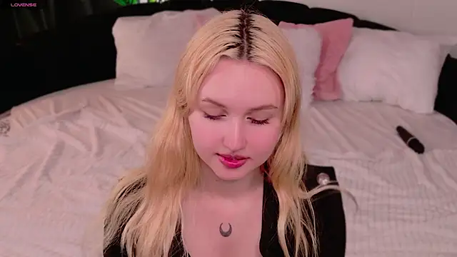 Lilly_Eyes webcam
