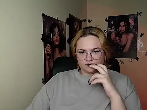RinaRiii live cam on StripChat