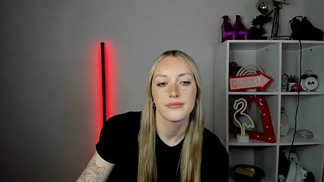 EvelynBlond webcam