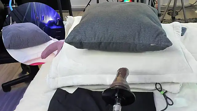 MiiaaMoonroee webcam