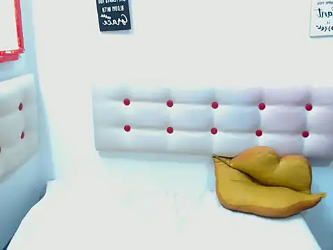 whitneynaugthyxxxx webcam