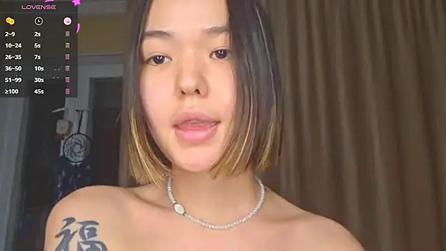 PeachyNoirra webcam