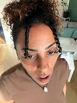 SweetPetiteNoir live sex cam