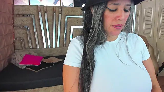 cute_sassy (F mature) - BE NAKED FOR YOU TO RUNREME