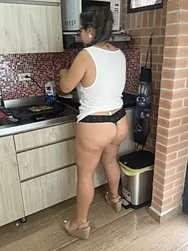 sophie_lopez1 (F milf) - Show titis in the car