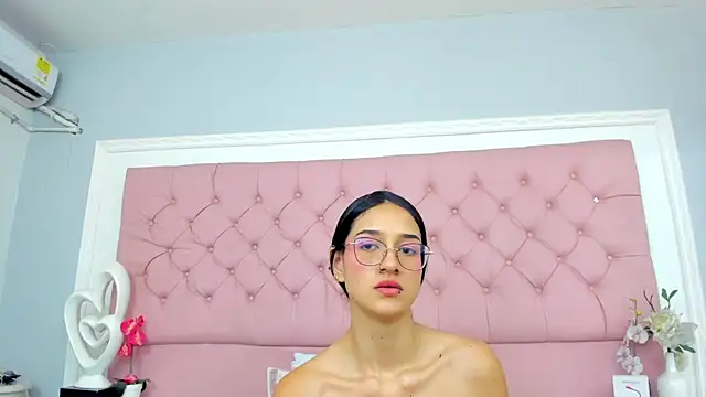 SarahDoll__ webcam