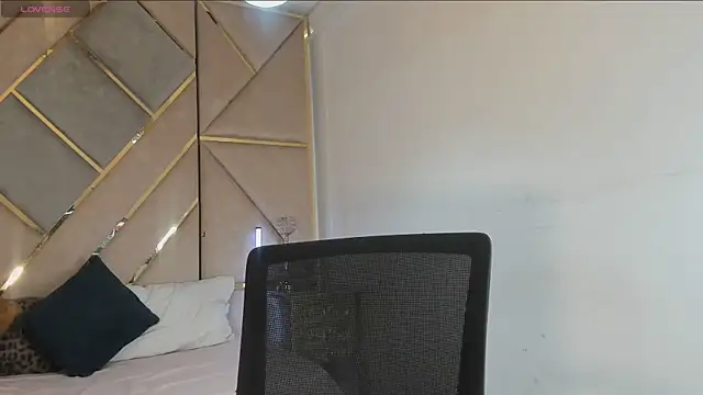 MikaelaStone webcam