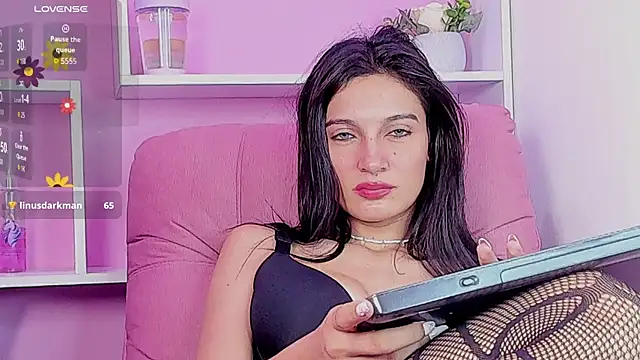 MilaWhitte live cam on StripChat