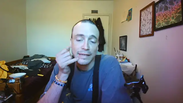 JohnnyMoves webcam