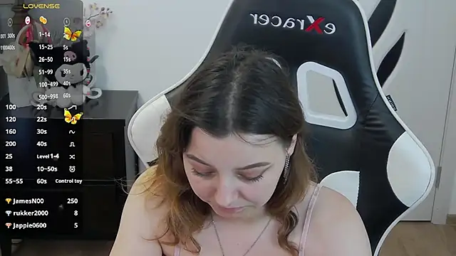 pretty_little_thing live cam on StripChat
