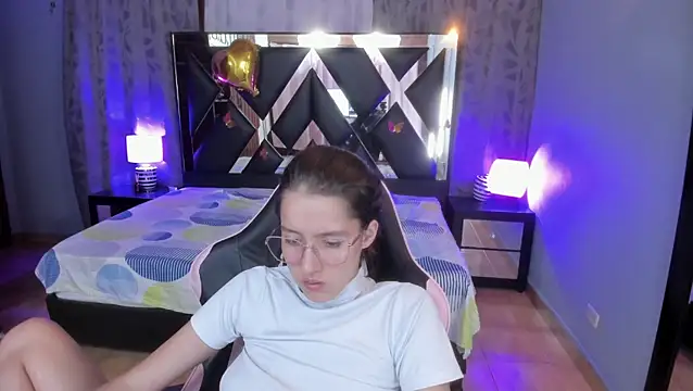 Linda4Petite webcam