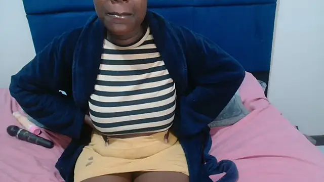 MilkyTitties webcam