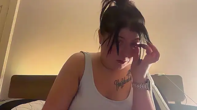 LucyLou31 webcam