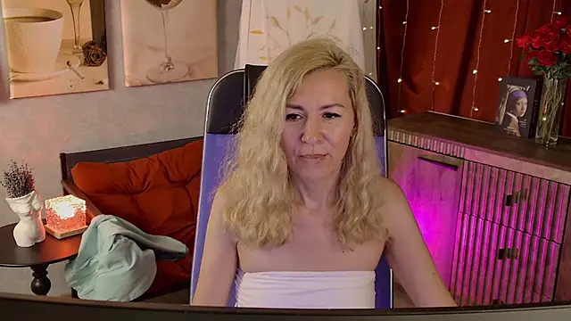 donnasmitth (F milf) - Squeeze each other boobs