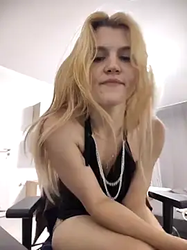 HotBlondie69 webcam
