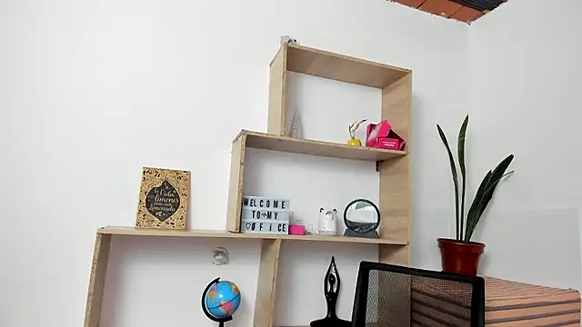 LinaBrowm webcam