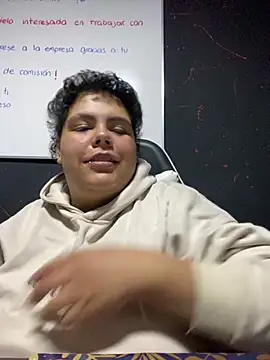 Hailey_Curvy webcam