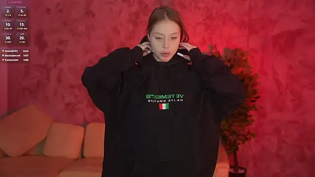 esmie_smile (F teen) - show tits