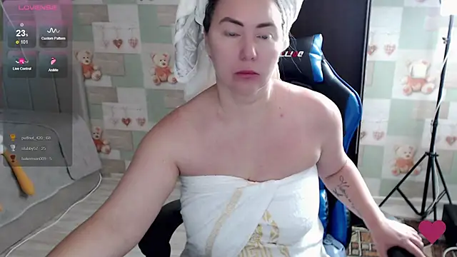 korolek12 (F milf) - nipple forceps