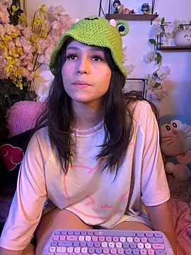 eymmy_24 (F young) - show ass+spanks
