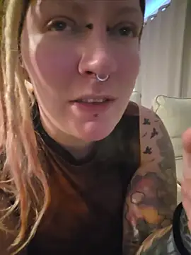 PinkTheHawk webcam