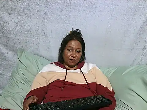 IndianSexyMilf69 webcam