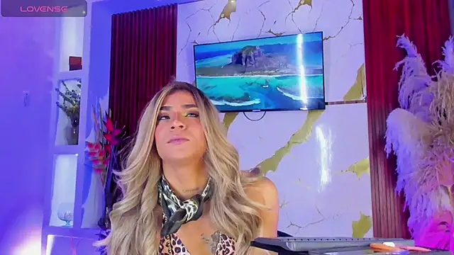 Queens_Wonders_Blonders webcam