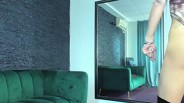 MissVelouraX webcam