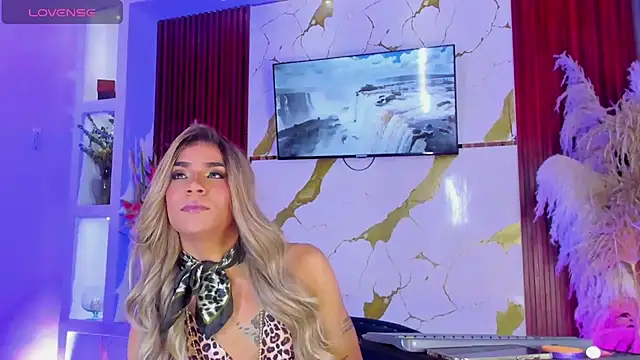 Queens_Wonders_Blonders live cam