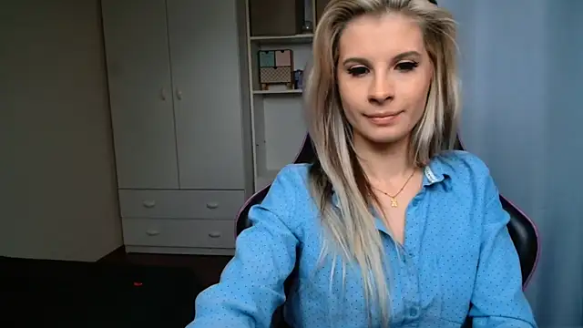 KristineGlow live cam on StripChat