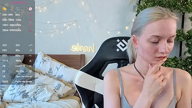 IdaValenti live cam on StripChat