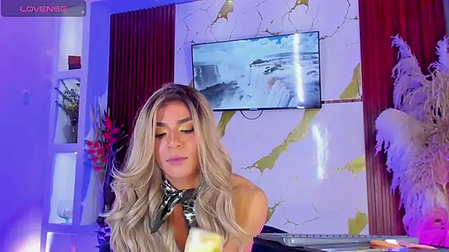 Queens_Wonders_Blonders webcam