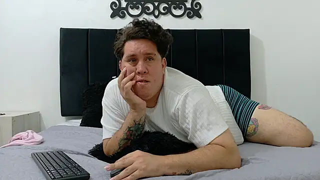 PinkQueen23 live cam on StripChat