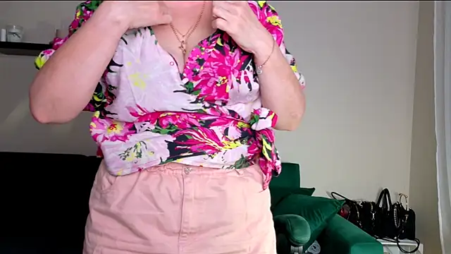 joannaandneighbour (F mature) - Pussy open