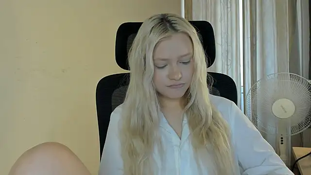 Watch MidnightPoise live on EroticFlix - High definition streams