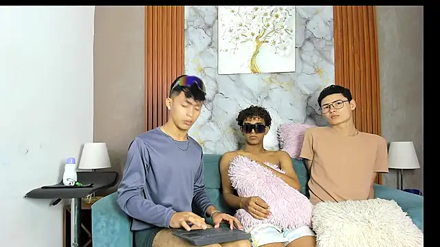 VERY_HOT_GUYS webcam