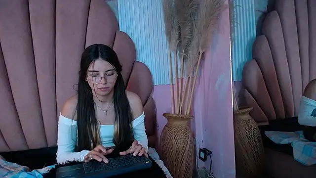 Kyomi_Hunt webcam