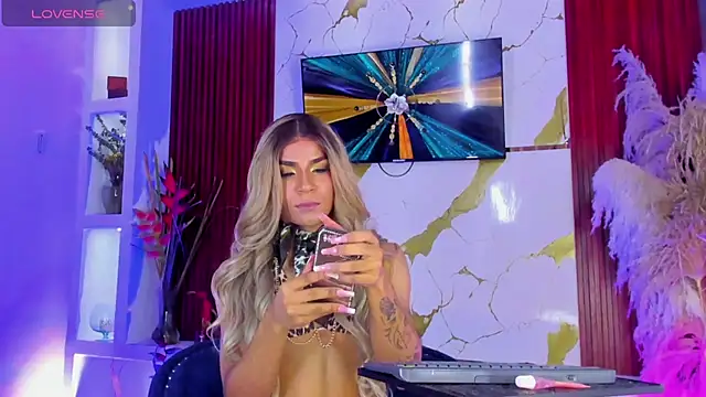 Queens_Wonders_Blonders live cam