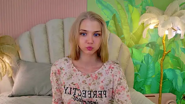 4example_Chloe webcam