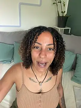SweetPetiteNoir webcam