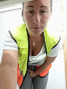 bichota85 (F milf) - Flash tits+ 2 videos