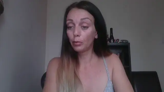 LouiseLovell live sex cam