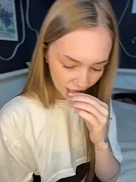 MilaMoone webcam