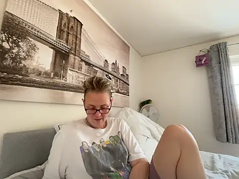Curvy-Jinx webcam