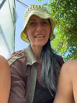 milffantasyx (F milf) - 💦keep me wet in my sunny garden💦