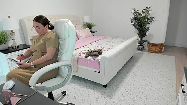 Vika73 live cam