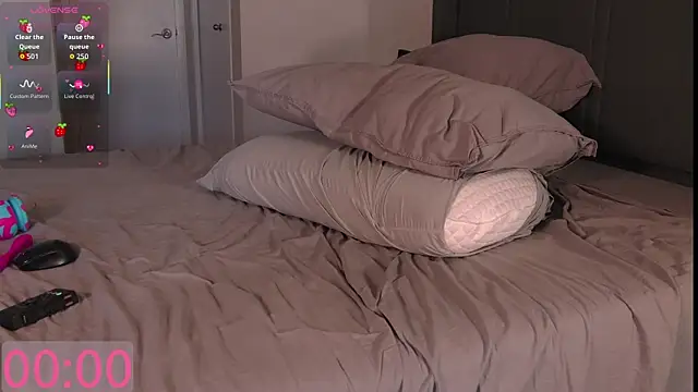 strawberryfoxx - Strawberryfoxx's free webcam - UK Sex Cams