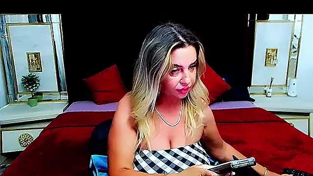 xplayfullblondexx webcam