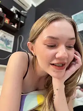 MilaMoone webcam