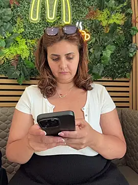 annekane (Ask my age) - Finger Pussy quietly🥵under table